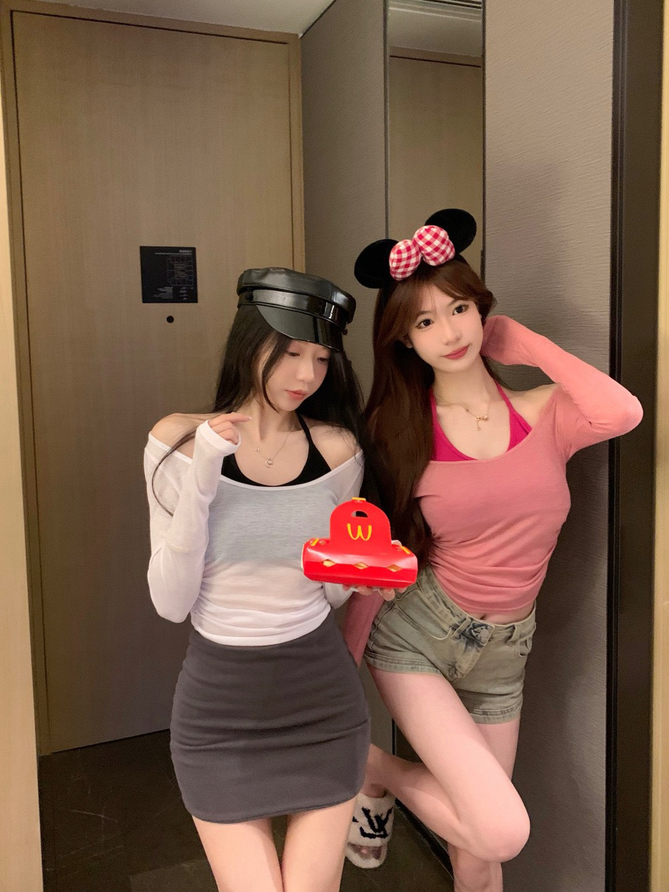 纯欲性感辣妹一字肩长袖挂脖T恤女春季修身短款两件撞色拼接上衣 