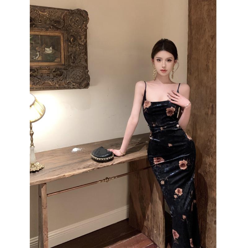 法式印花一字肩修身长款吊带连衣裙女冬季无袖丝绒显瘦内搭打底裙