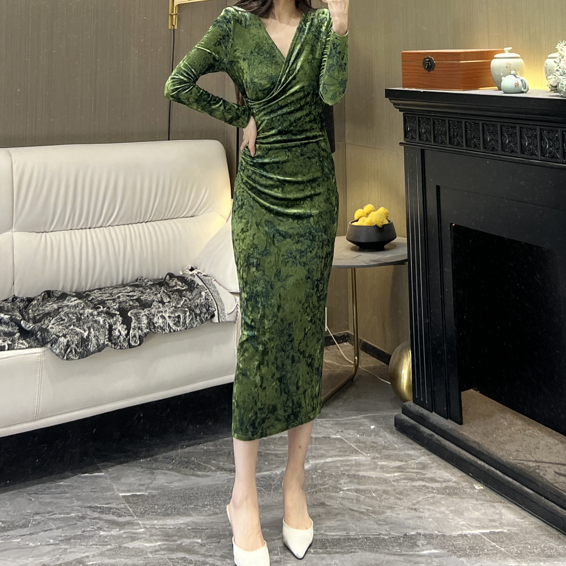 气质女人味轻奢V领长袖丝绒墨绿山竹显瘦包身时尚百搭直筒连衣裙