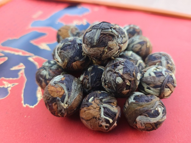 2024正秋《新班章阳光白茶龙珠》100克