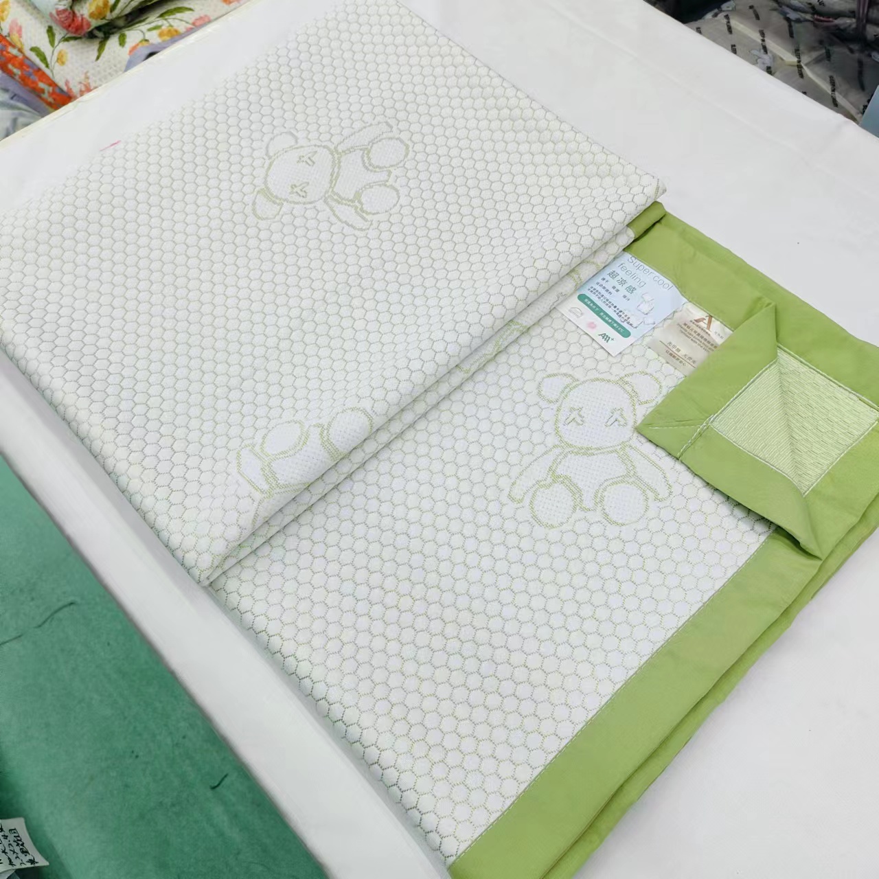 瑕疵【冰豆豆软凉席】<暴力熊-绿>200X220cm<±5cm>水洗透气柔软凉快