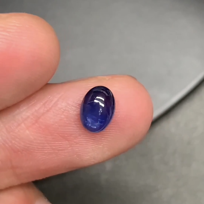 天然斯里兰卡素面蓝宝石 1.33ct  浓郁矢车菊色 尺寸5*7