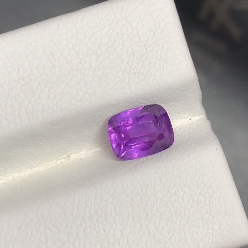 天然无烧紫蓝宝石 1.87ct  艳丽紫罗兰色 优雅高贵 尺寸7.4×5.71