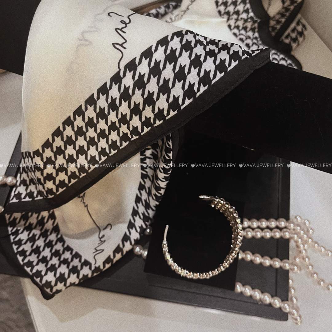 【VaVa】C182手属              经典设计师款丝巾