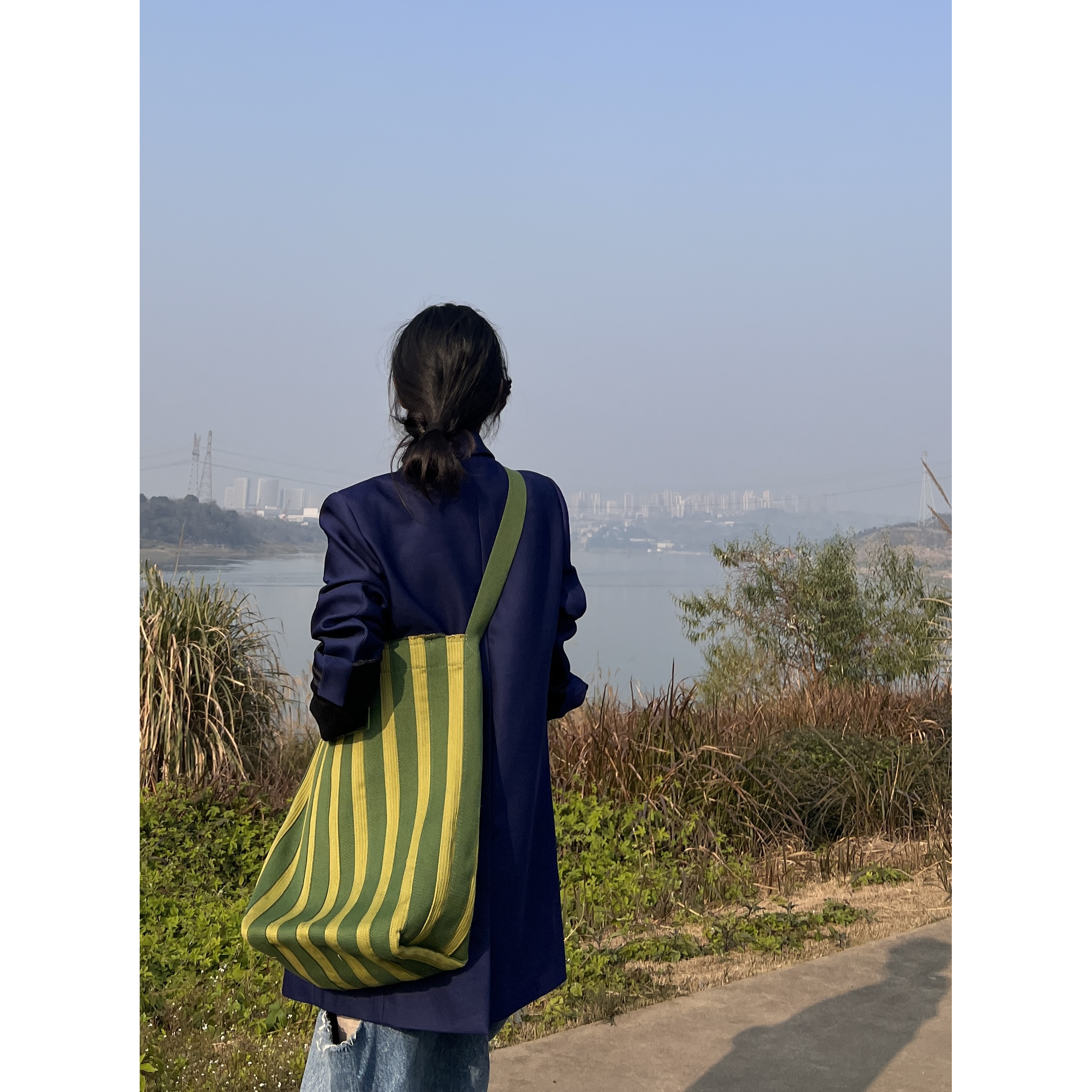 小众日韩系条纹帆布拼牛皮大桶包大容量单肩斜挎托特包男女通用