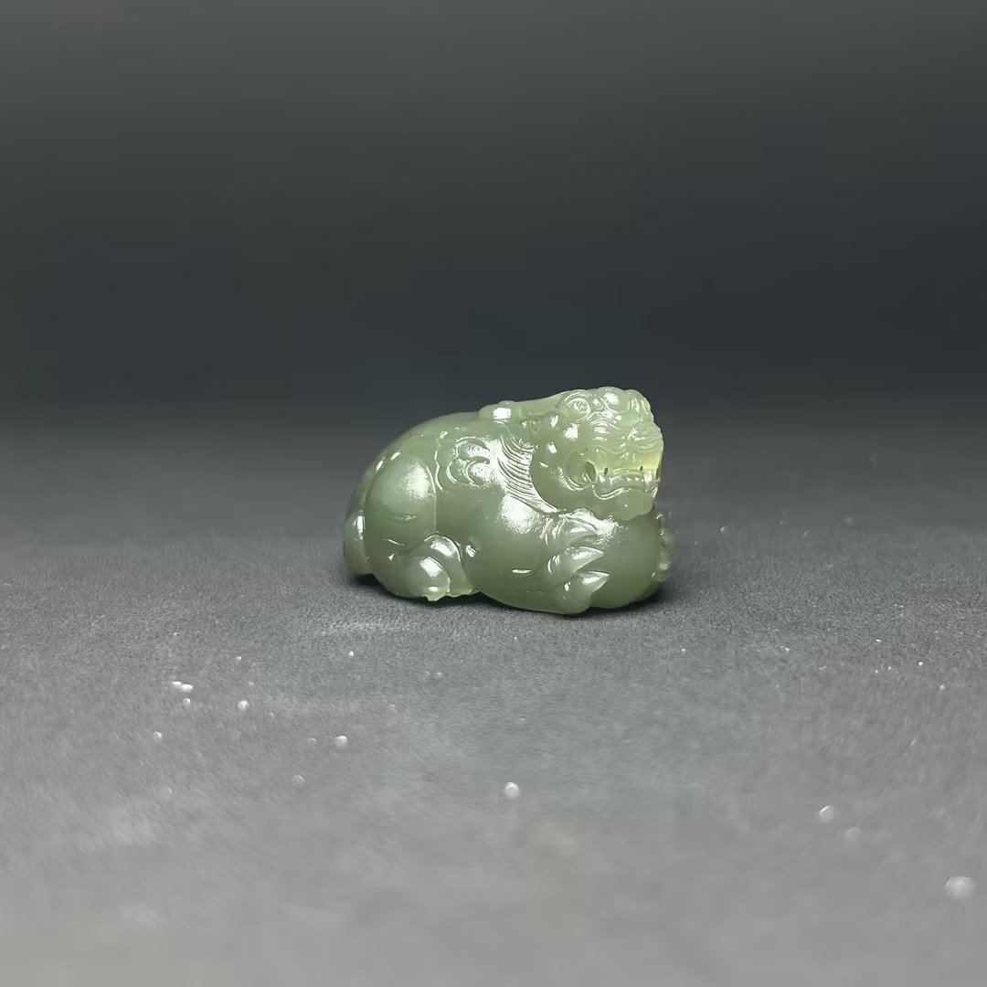 千寻玉品天然和田玉吊坠雕刻毛货定制C2581玉质结构颜色差异发货