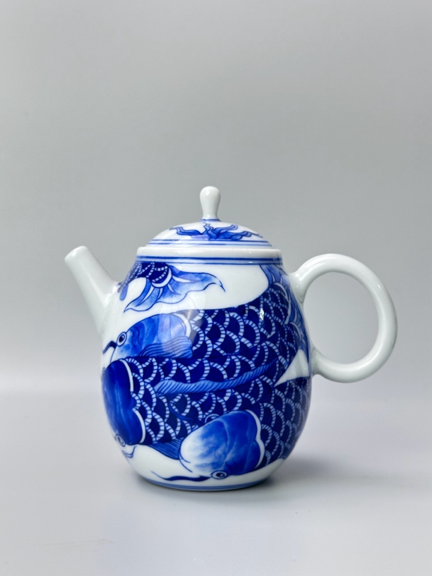 （微瑕缩釉发货）全手绘锦鲤景德镇制球孔手工壶容量100毫升