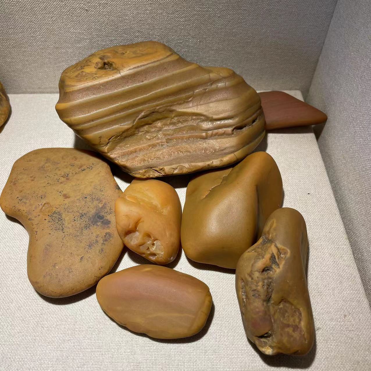 黄蜡石原料切料观赏石