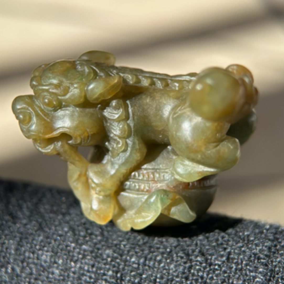 老料翡翠秋香色精工狮子戏球摆件