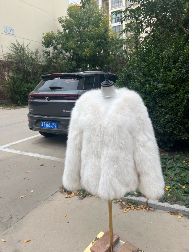 白色经典款v领短款气质外套