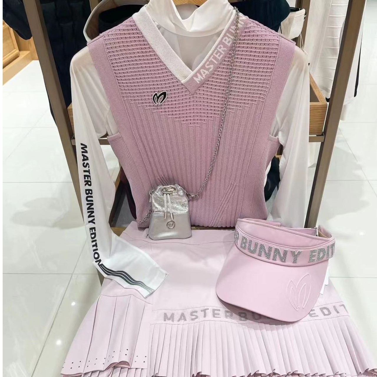 高尔夫兔耳朵家新款女士休闲百搭V领针织背心W422082/ ADD0303