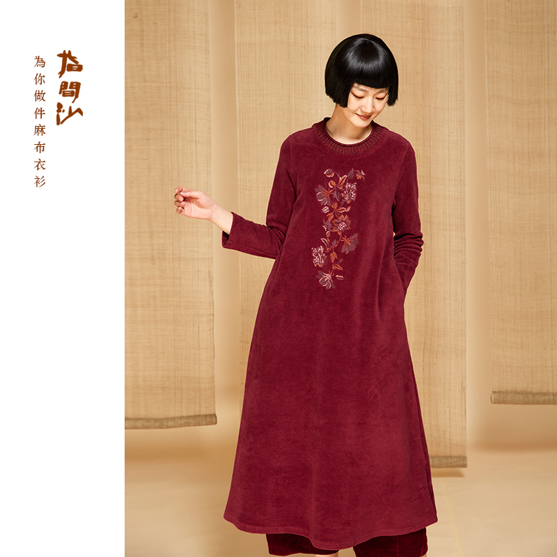 指间沙W2445258女装24冬中式文艺圆领A版刺绣长袖针织连衣裙