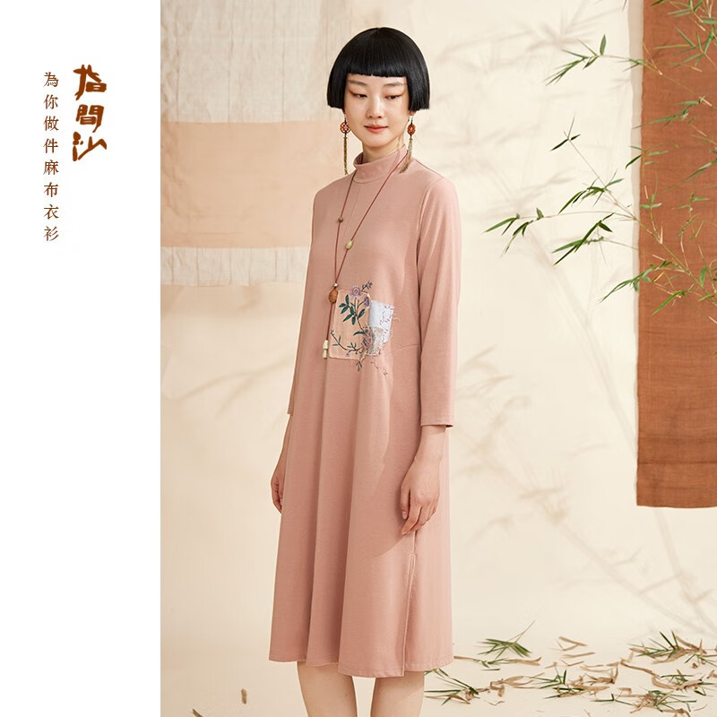 2345108指间沙23冬新款圆立领刺绣长袖中长针织连衣裙