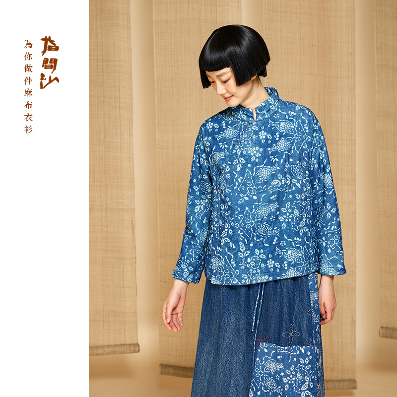 指间沙2441164原创女装24冬立领斜门襟蜡染蓝印花裥绒短上衣外套