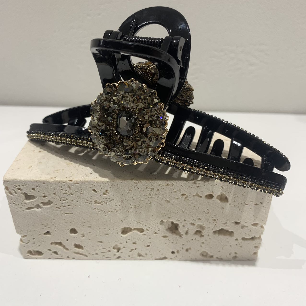 GREBUTY 4774 轻奢百搭灰色锆石闪闪抓夹