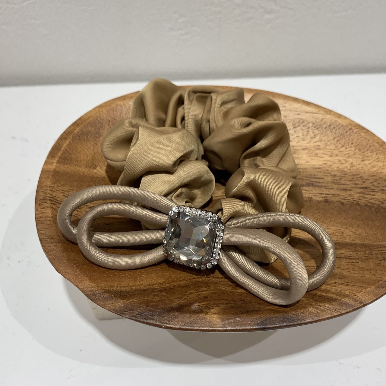 GREBUTY 5307 简约气质卡其色水晶闪闪蝴蝶结肠圈