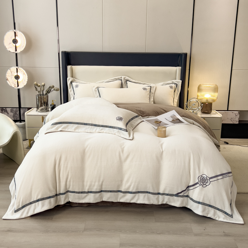 加厚新款全消光牛奶绒高克重加厚宽边绣花保暖四件套床品套件