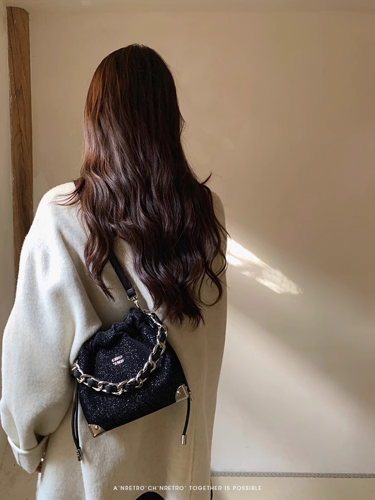 网红爆款超火包包女2023新款秋冬小众时尚水桶包高级感百搭斜挎包