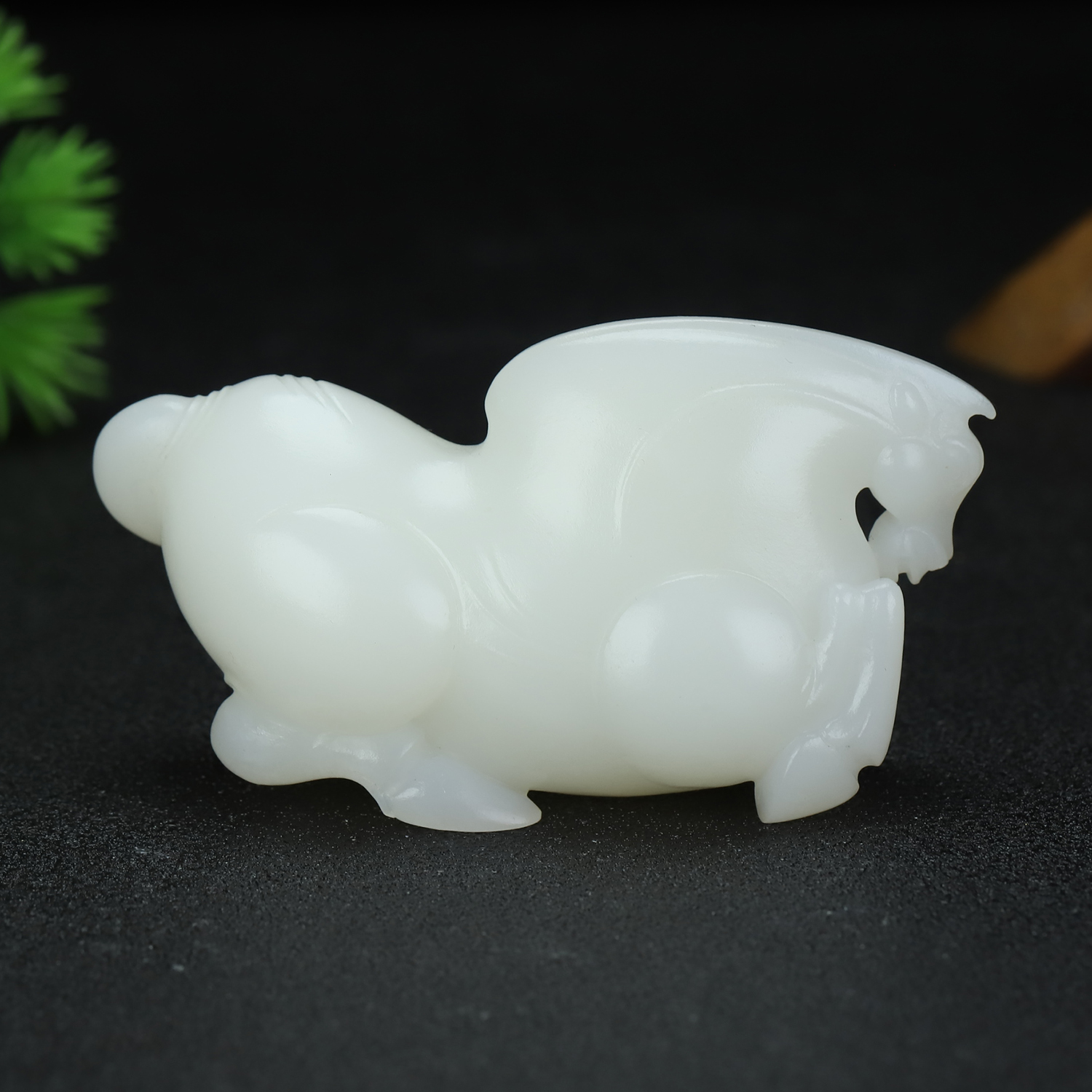 和田玉野牛沟马到成功手把纯白色大师手工雕刻男女士高端收藏摆件