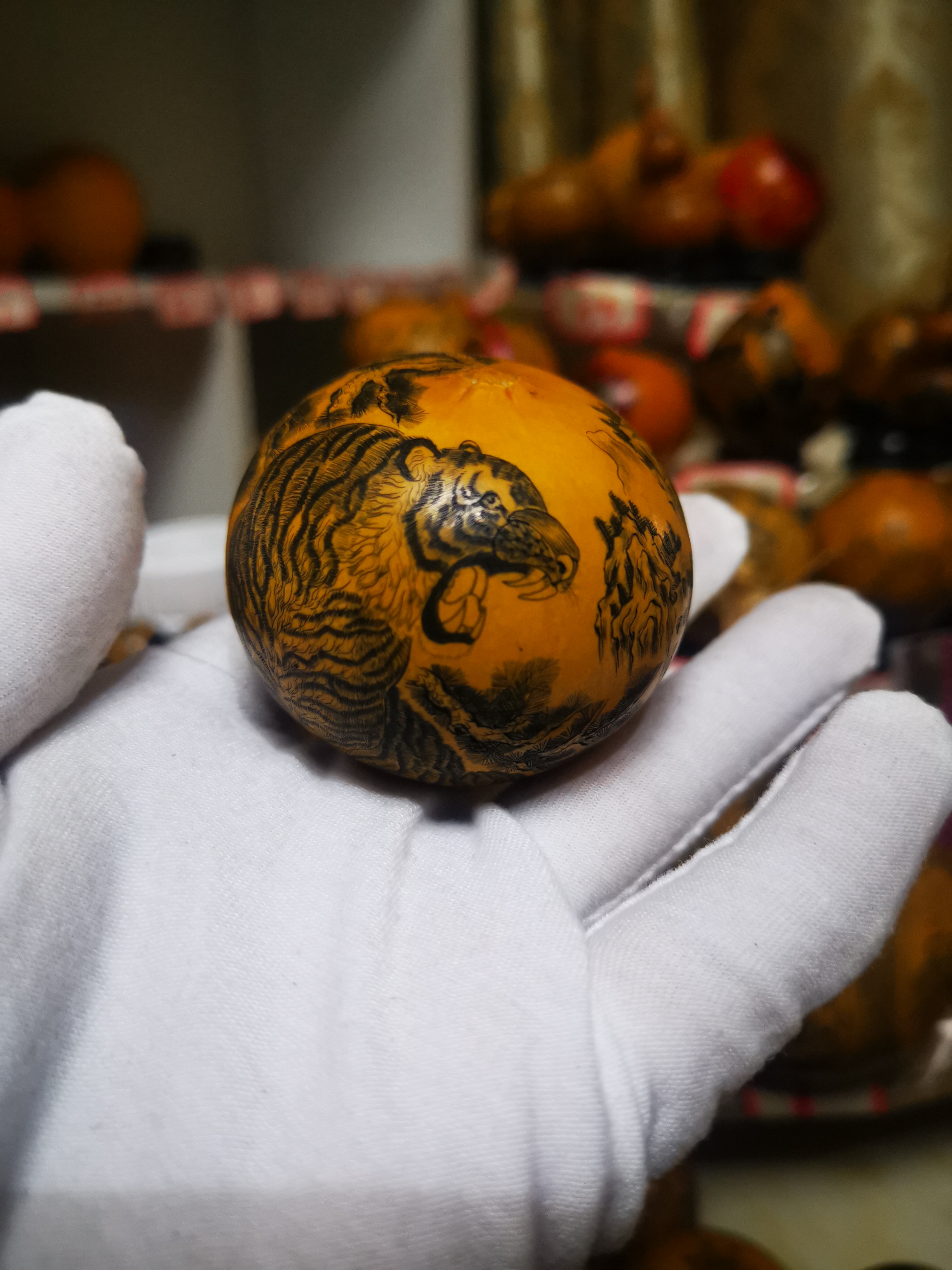 手工针刺微雕墨刻葫芦老虎图