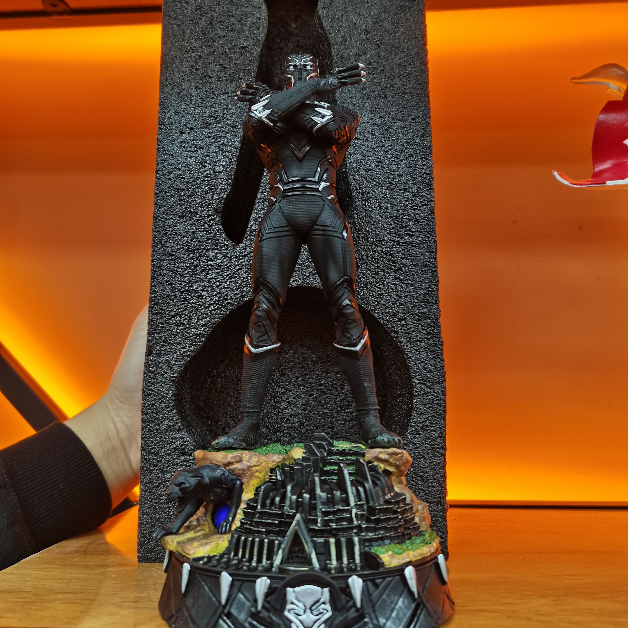 jk站姿树脂黑豹可发光手办