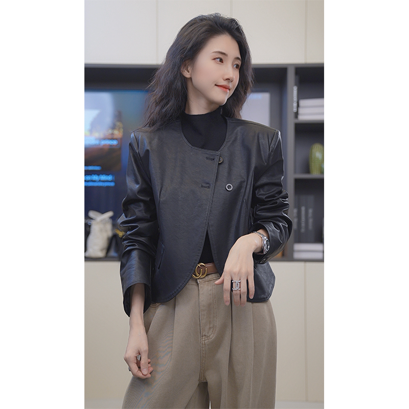 小乖逃X复古轻奢款卡其外套 气质设计皮外套皮衣百搭长袖28731