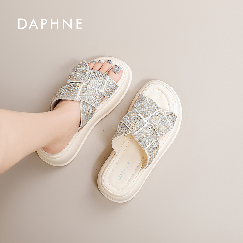 达芙妮拖鞋女夏外穿2025新款网红水钻超火凉鞋百搭厚底增高一字拖