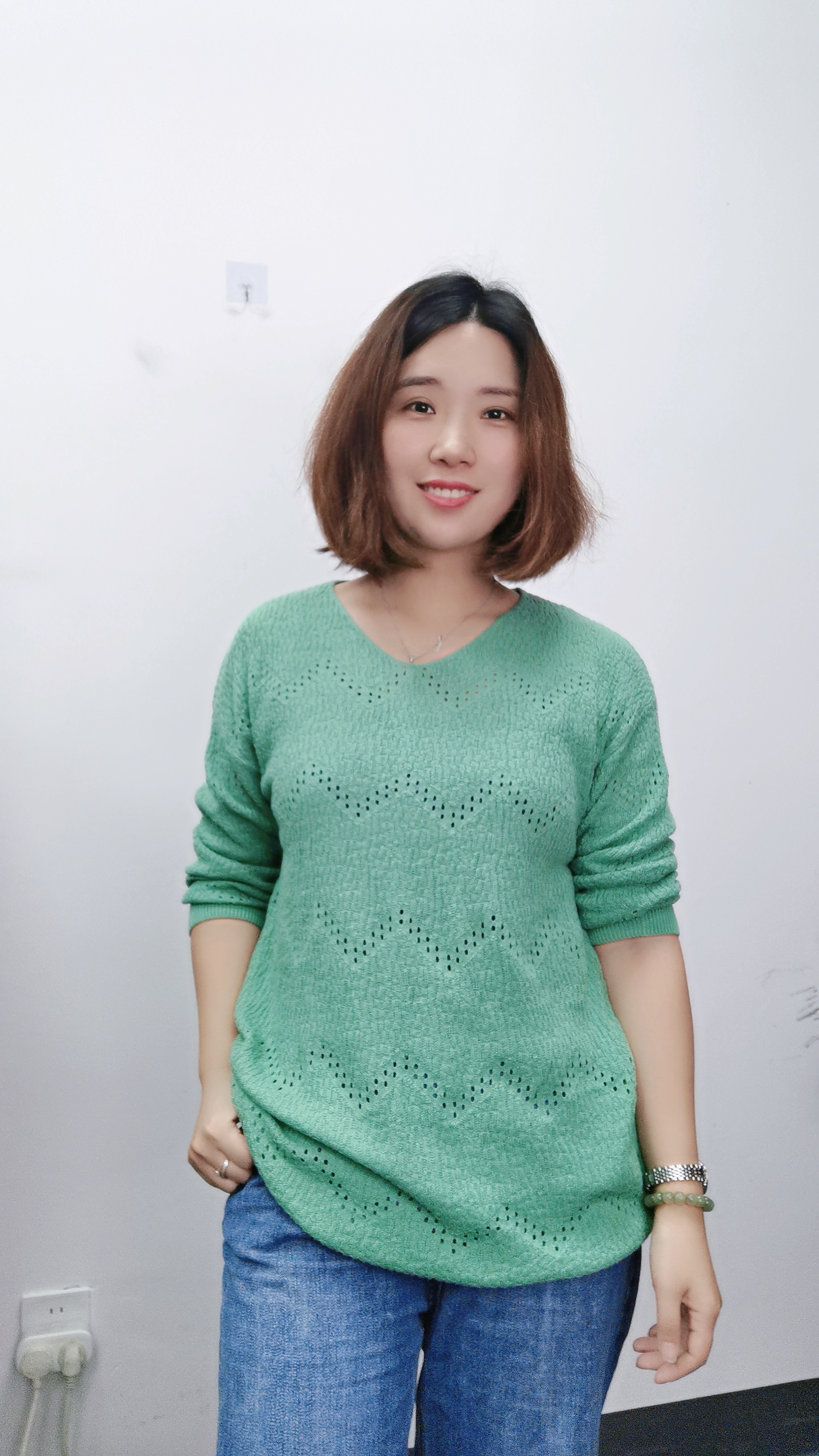 B2 针织镂空V领薄款打底衫(清仓)