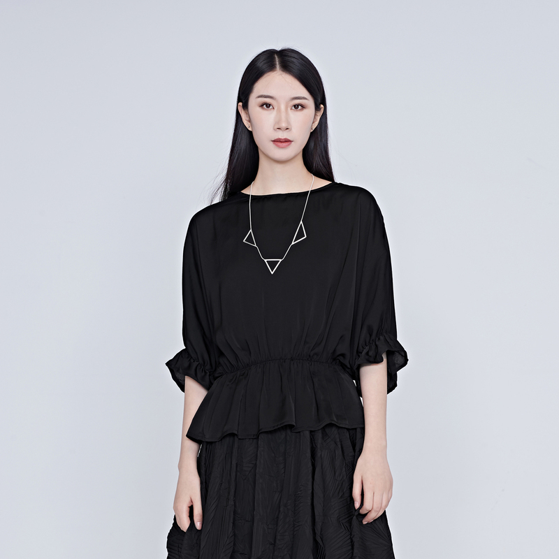 S·DEER绣花贴布小众收腰不规则设计感气质圆领女装衬衫S20260505