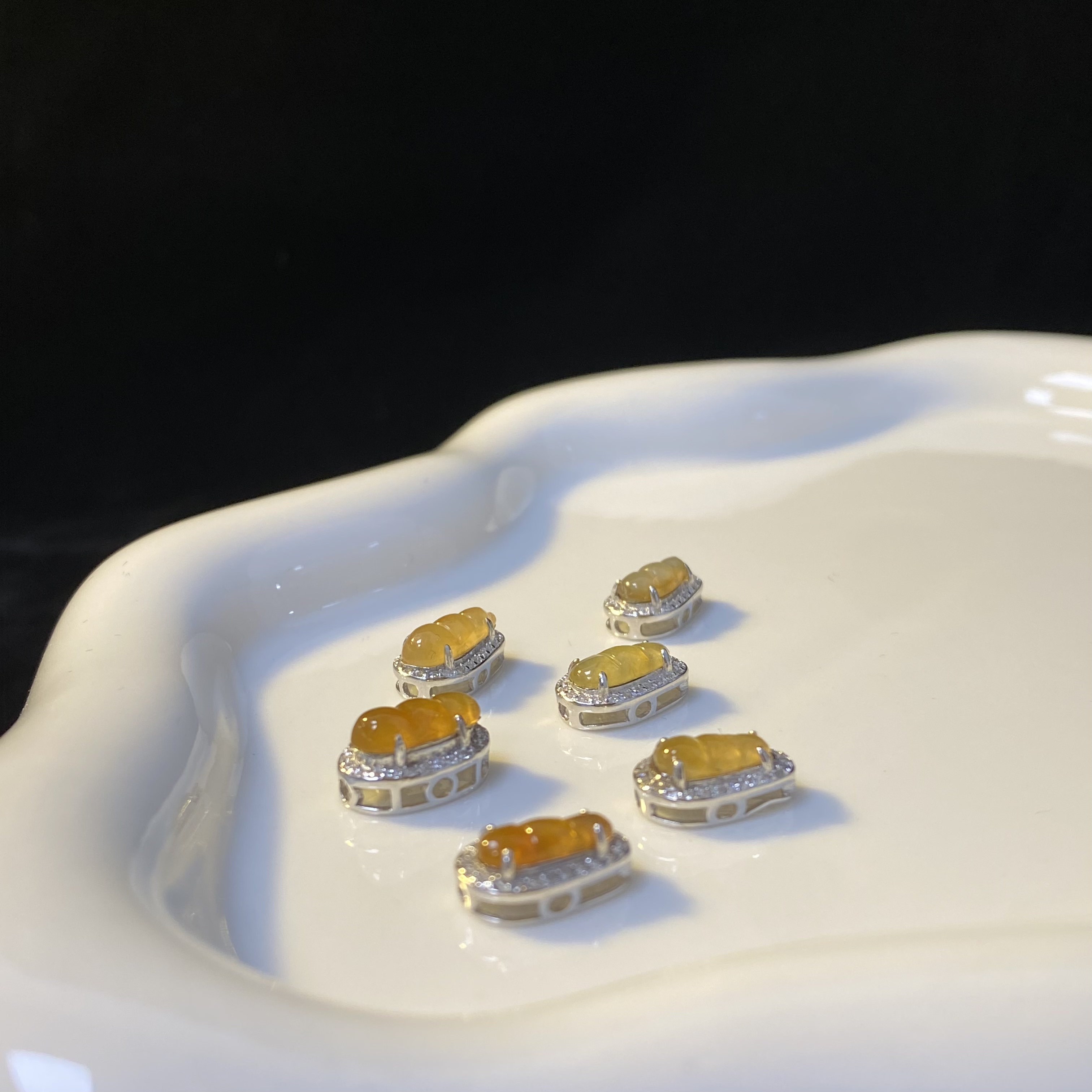 翡翠冰黄鸡油黄豆子挂件  白托款滴溜挂件 多样性发货*1件