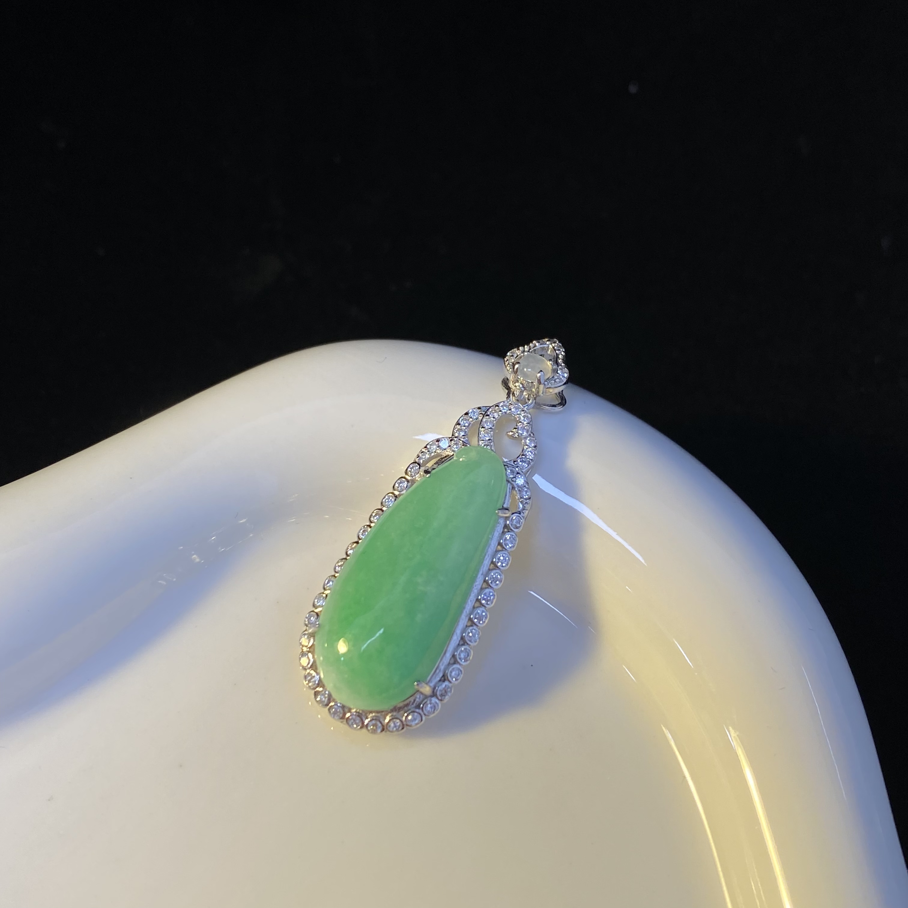 翡翠阳绿福瓜吊坠  气质妈妈款吊坠