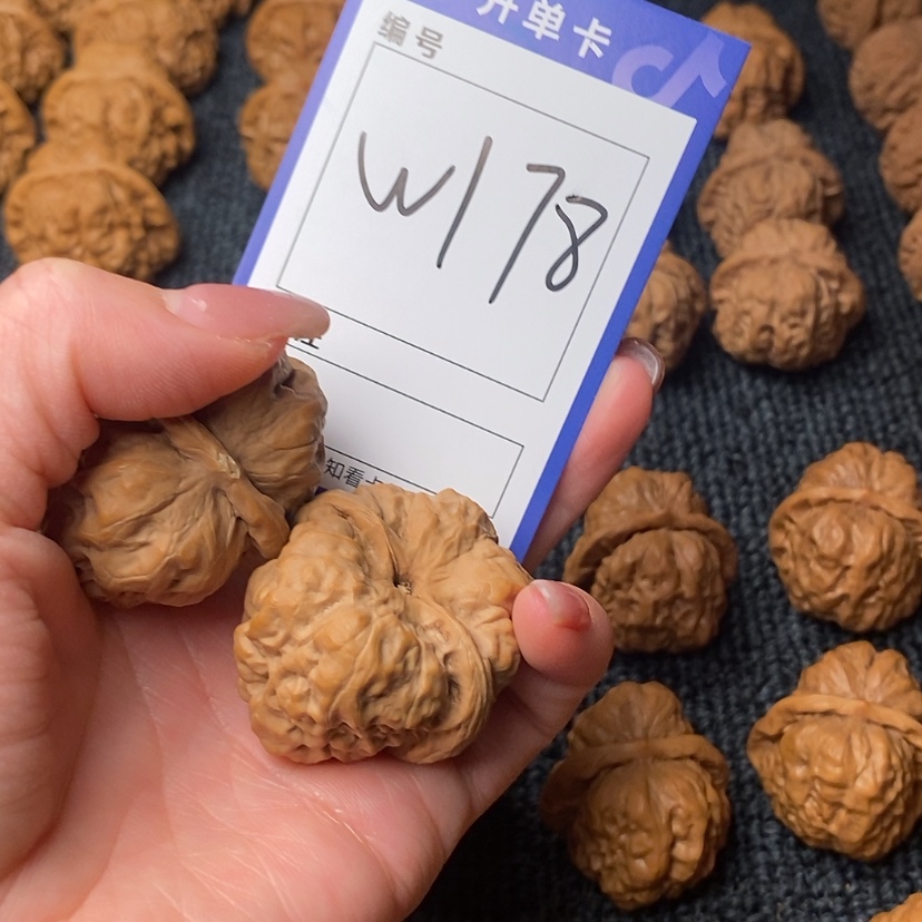 【闪购商品】桃核吊坠朋***猫