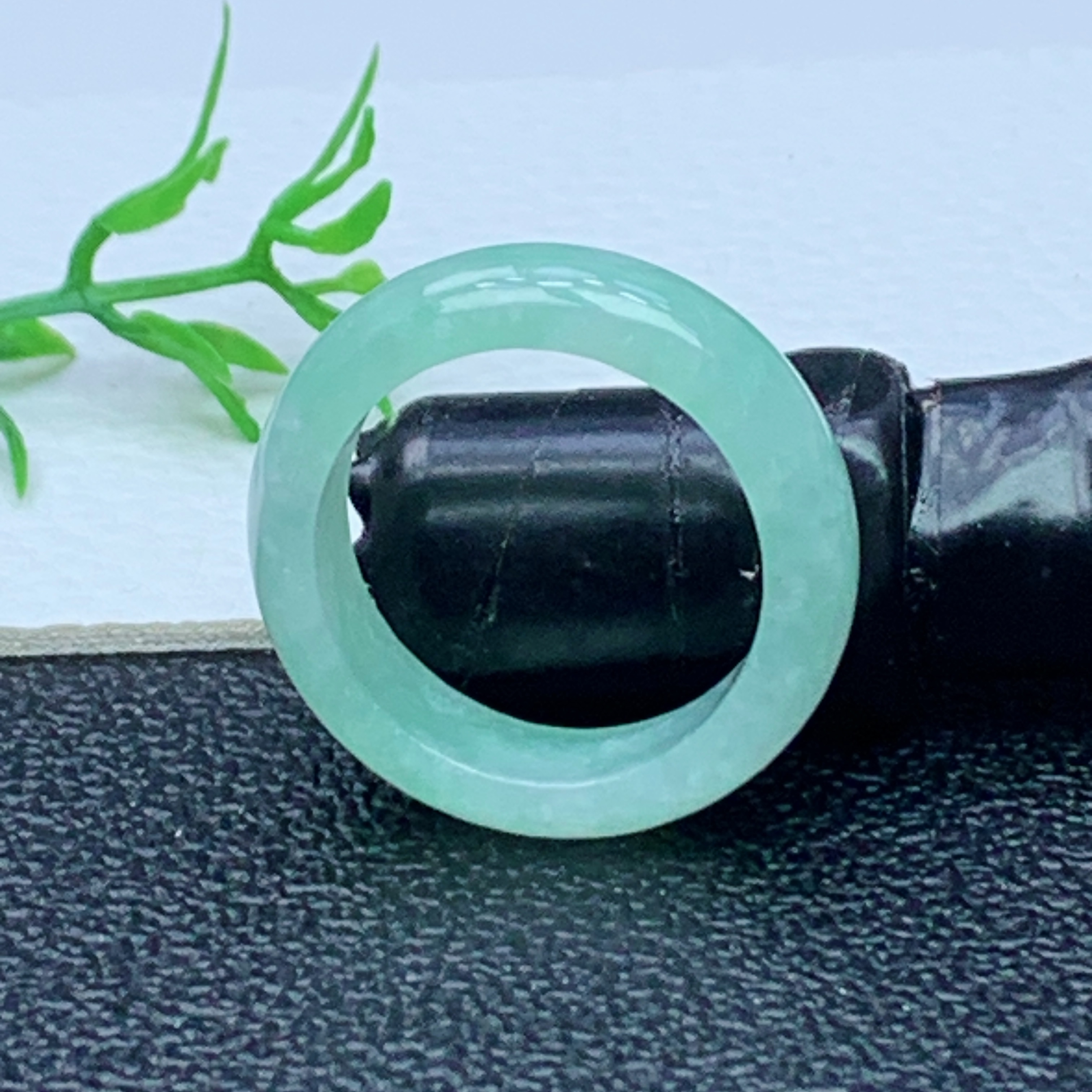 缅甸天然A货翡翠  果绿色素面戒指 内径 18mm 编号588