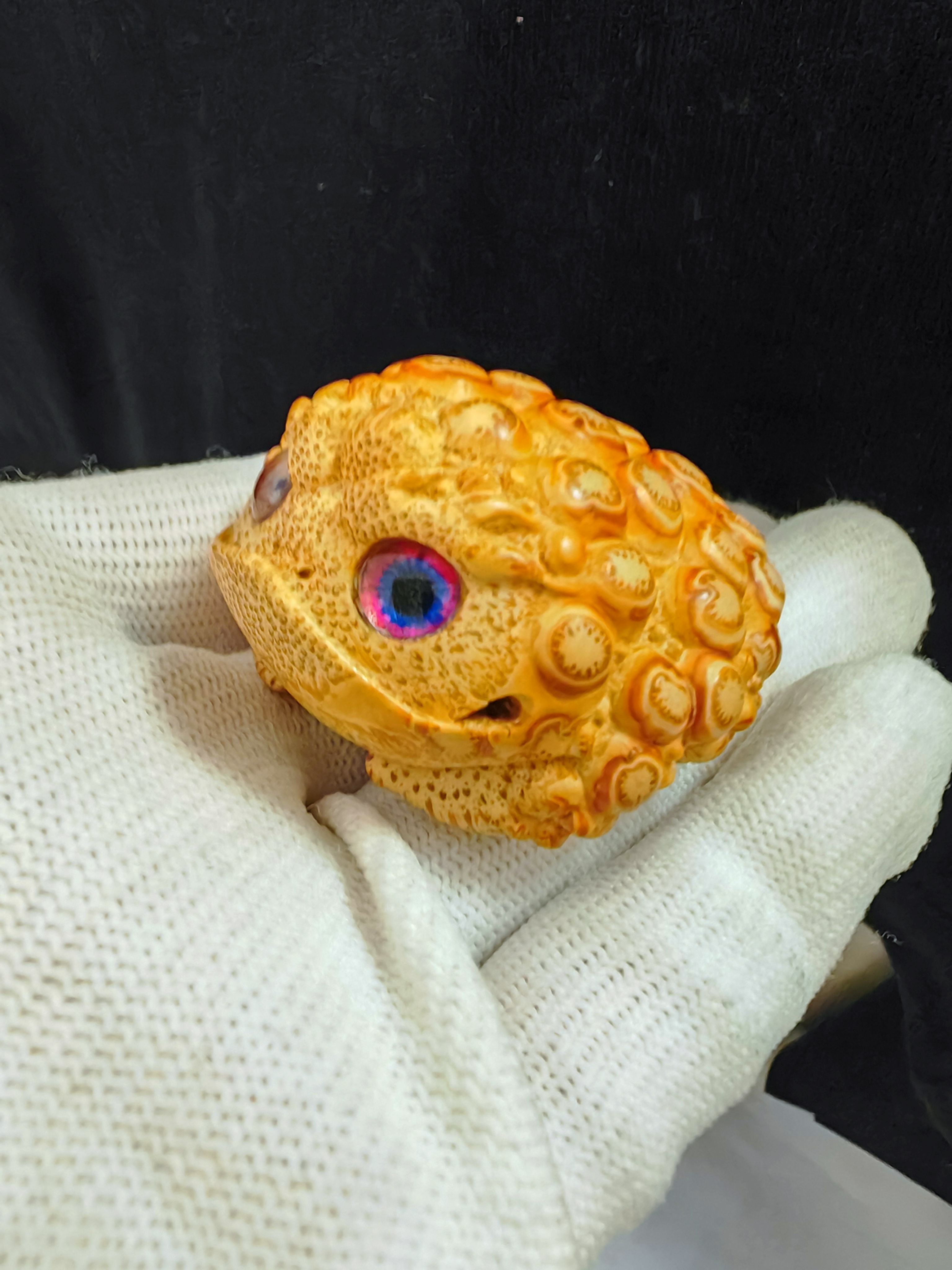 大眼萌竹根雕金蟾手把件