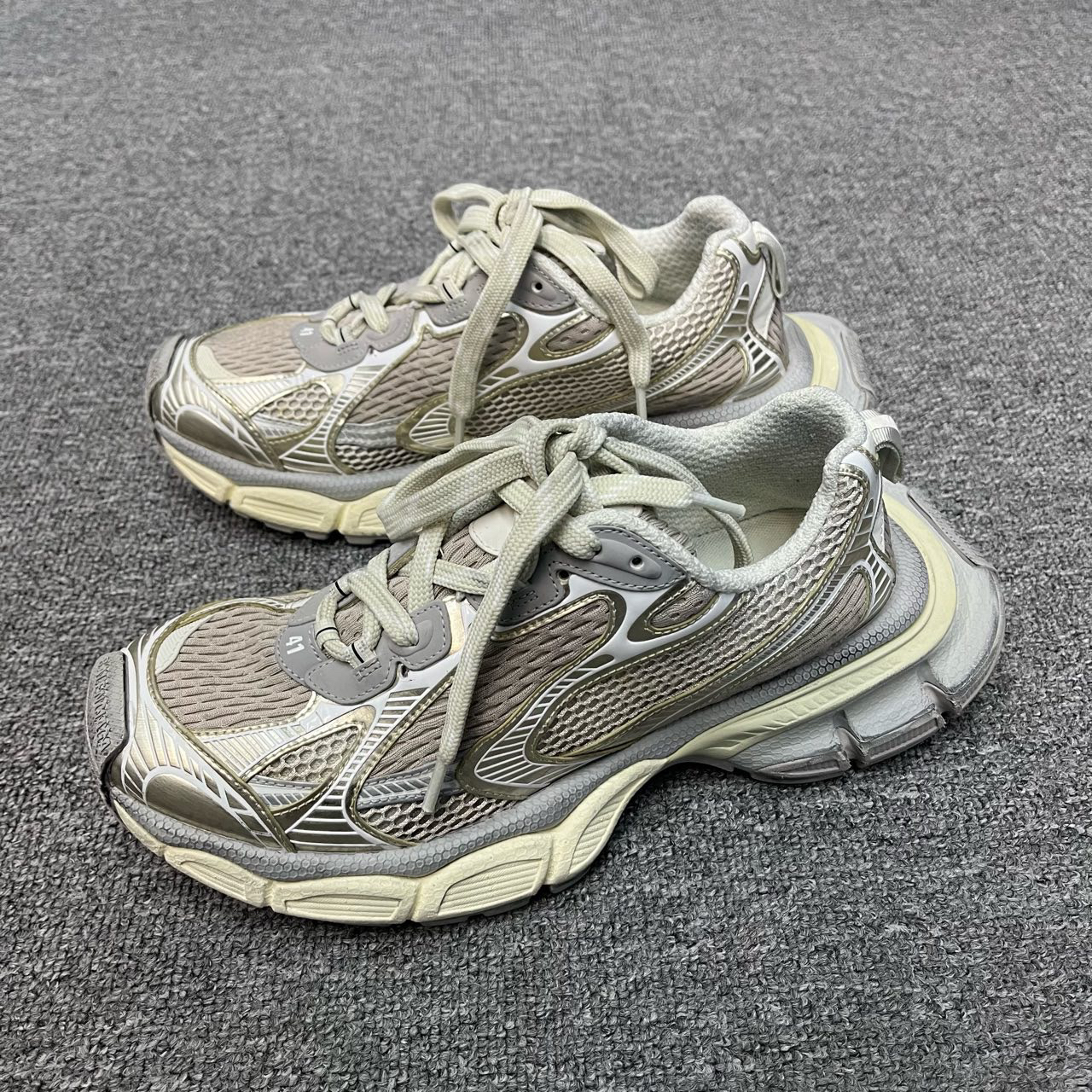 寄卖 Balenciaga巴黎世家 3XL浅米色 原盒41码大全套 成色98新