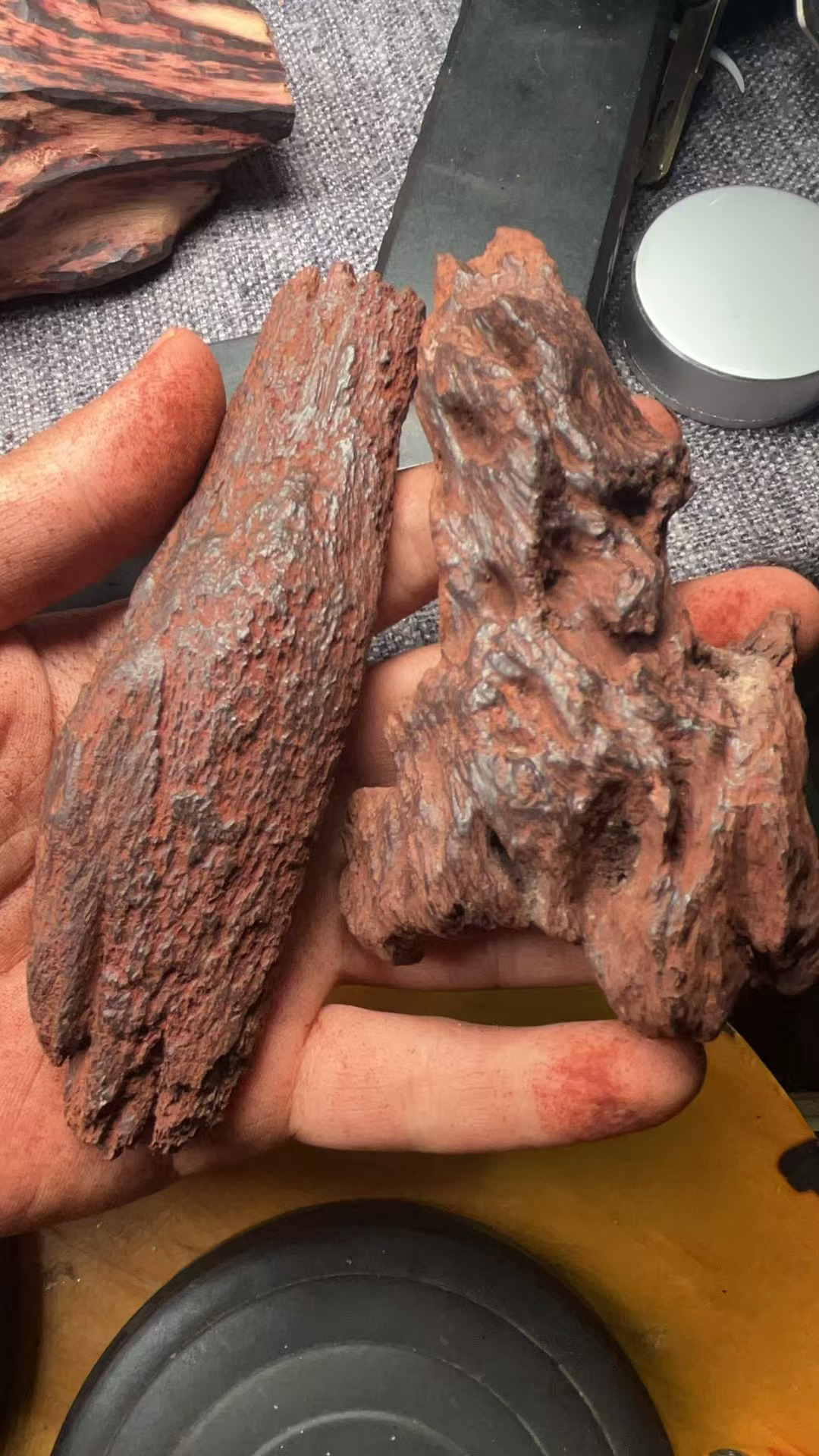 海南红降随性原料手把件