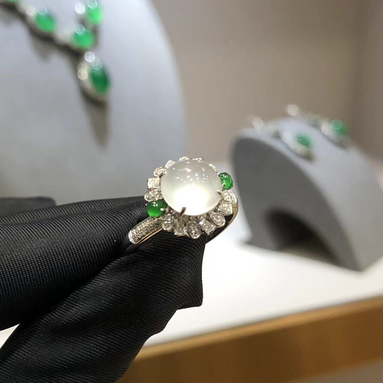 【哈妮珠宝】天然缅甸A货翡翠 18K金 白冰蛋面戒指