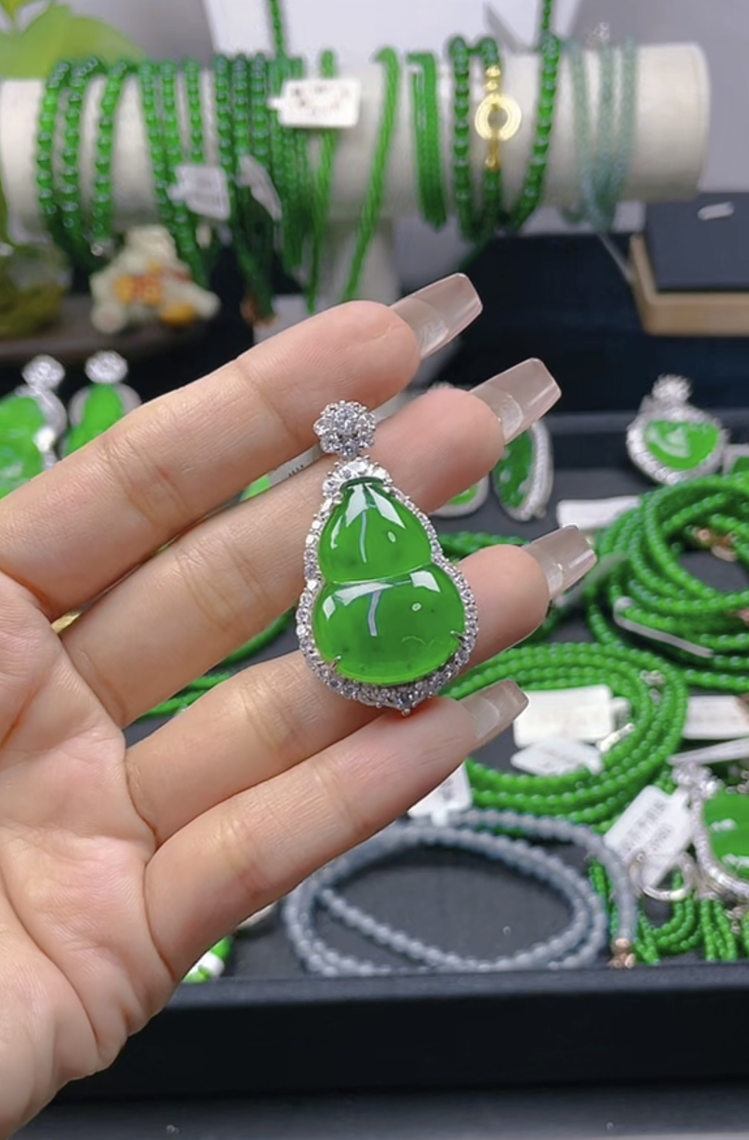 天然A货翡翠 高冰阳绿葫芦 