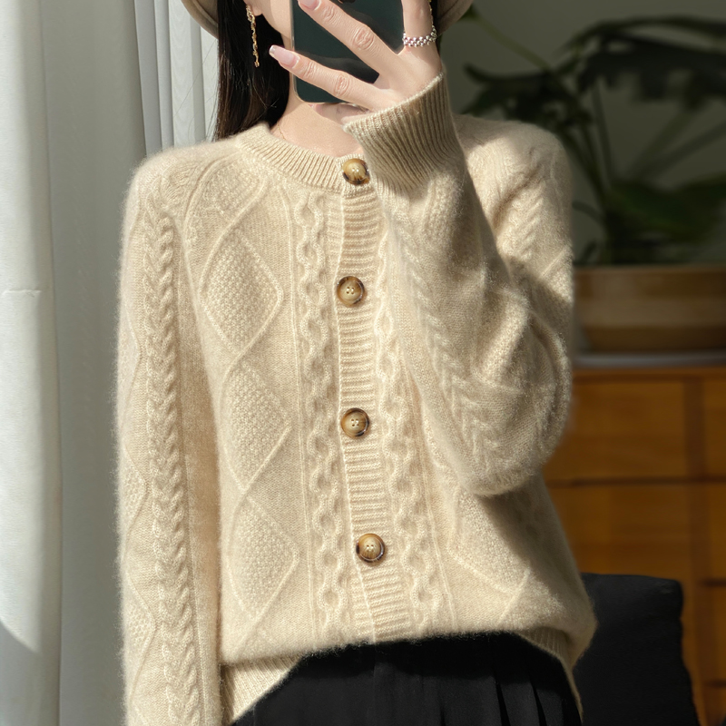 女士纯羊毛简约修身时尚宽松毛衣秋冬重工圆领显瘦加厚菱形开衫