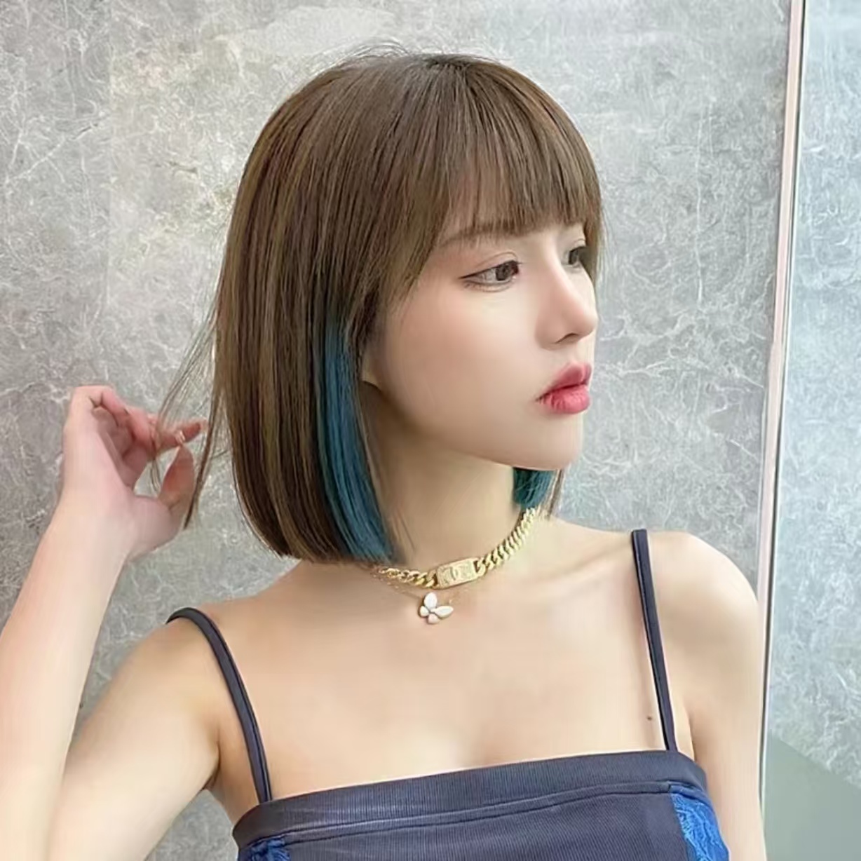 短波波冷棕色挑染挂耳蓝