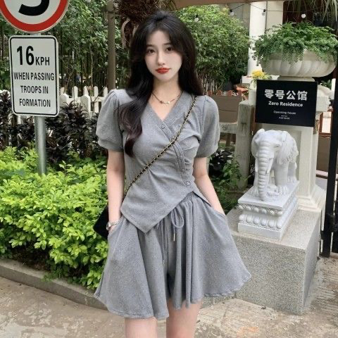 欧洲站时尚褶皱V领短袖T恤套装女修身显瘦上衣+阔腿短裤两件套装