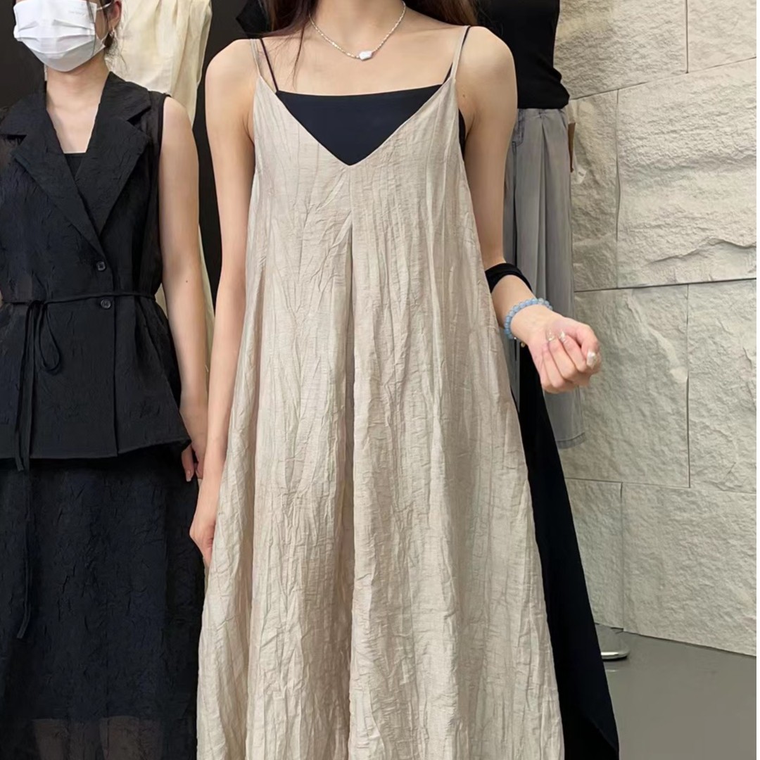 褶皱吊带连衣裙女夏小众设计长裙遮肚显瘦海边沙滩无袖法式时尚
