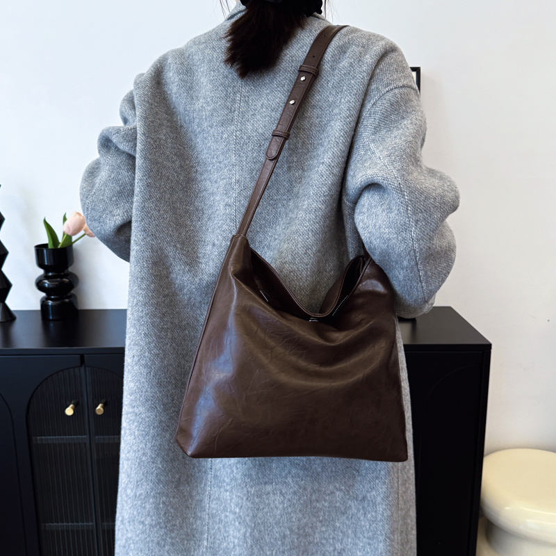 今年流行爆款包包女2024新款秋冬复古单肩包小众韩版百搭托特大包