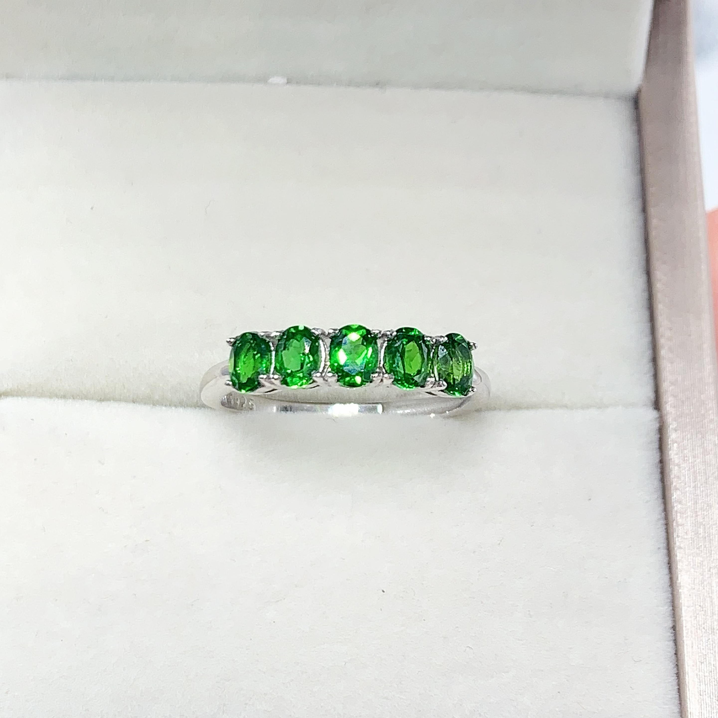 S925银镶嵌天然透辉石戒指优雅精美通透女戒约3X4