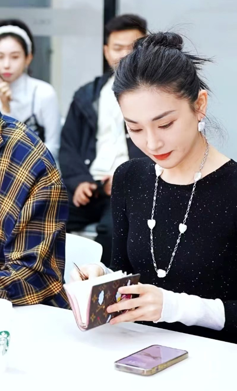 静奢满天星 密集亮片14针工艺 圆领撞色打底衫毛衣针织衫