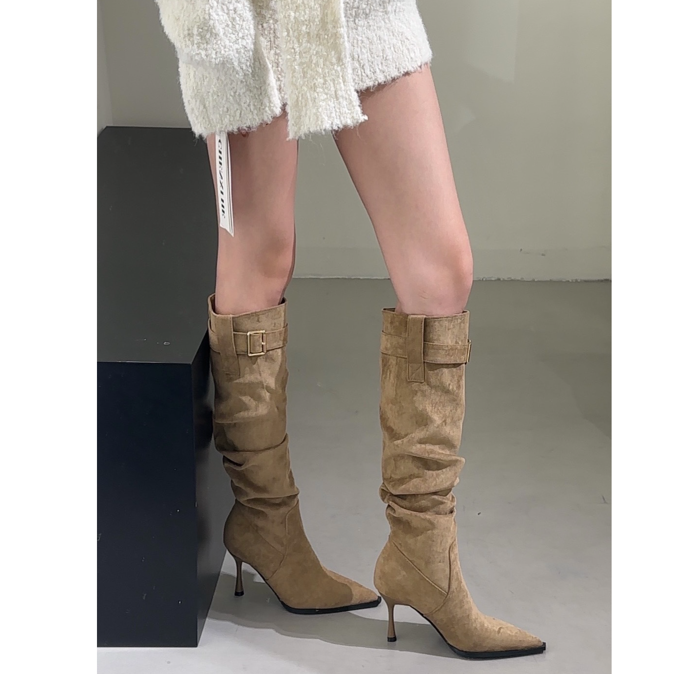 今年流行的卡其色！高级时髦堆堆靴细跟尖头长筒靴皮带扣长靴女