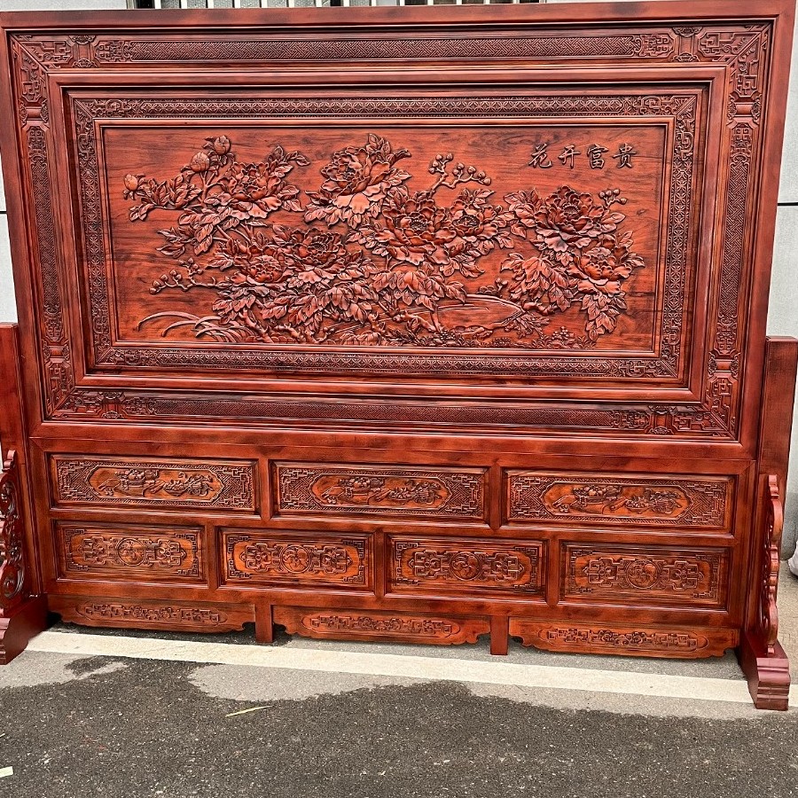 古典雕花大屏风，木质香樟木，采用双面浮雕工艺，颜色做旧仿古色