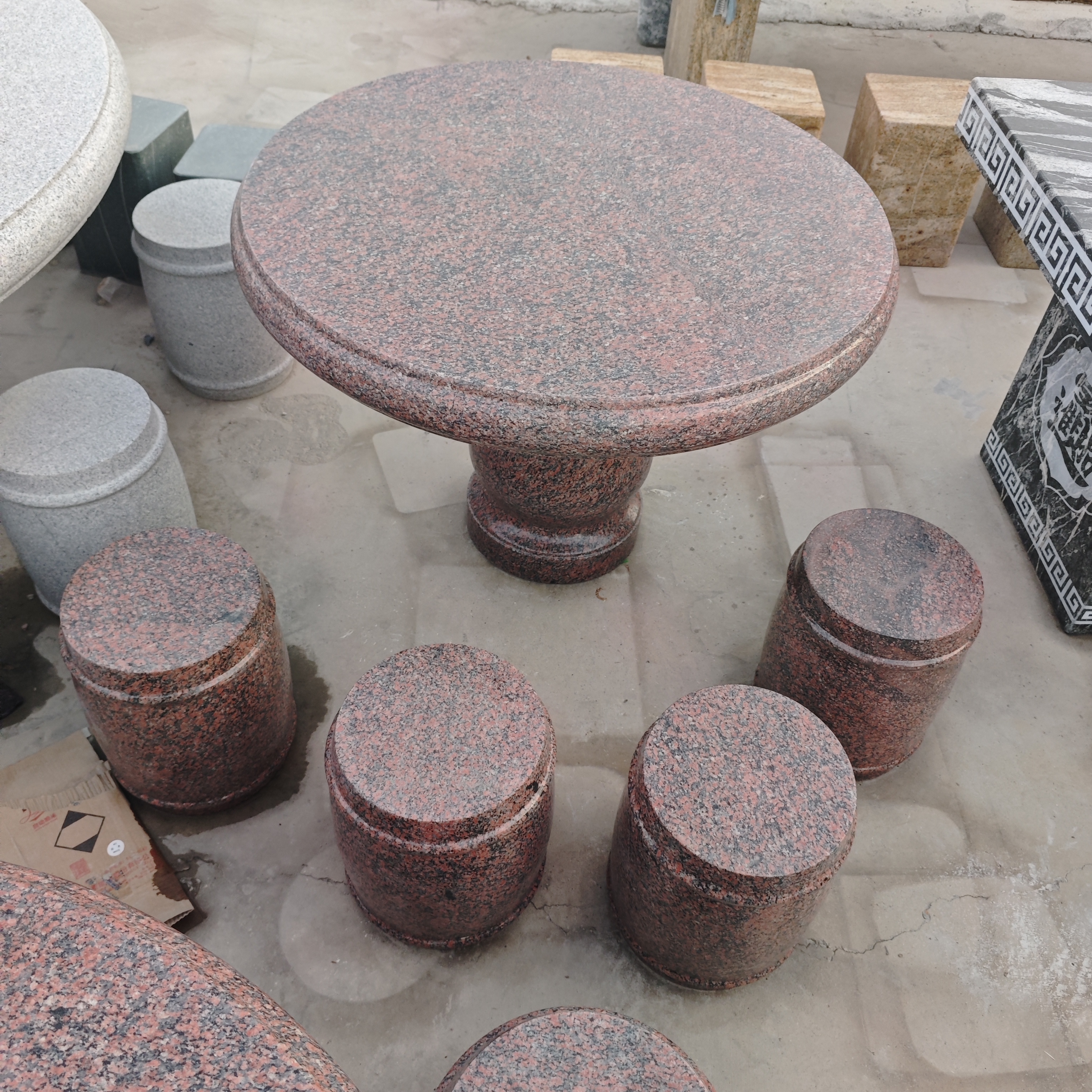 中国红直径一米圆桌厚10厘米含4凳