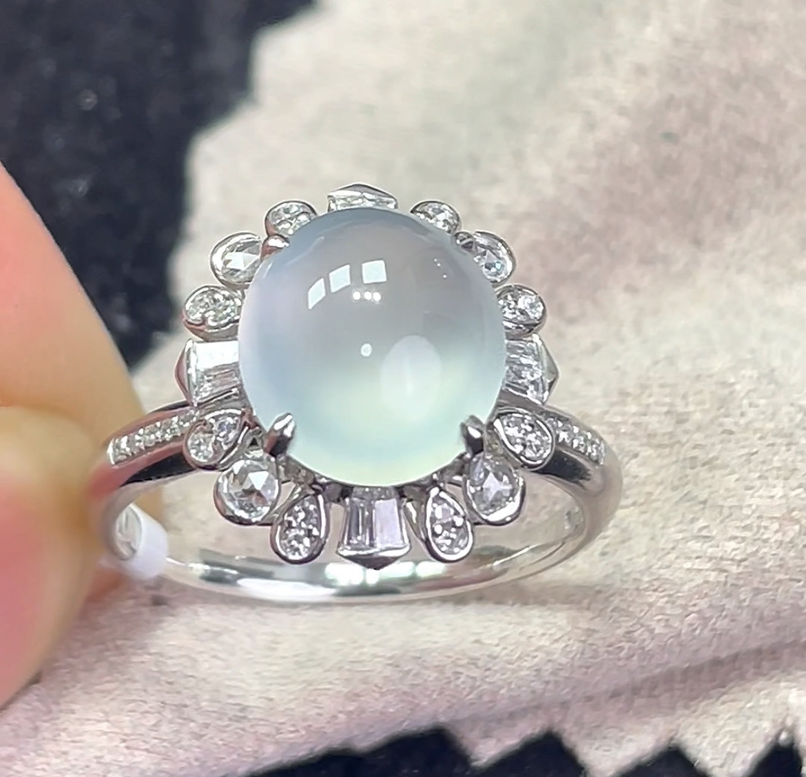 18k金豪华镶嵌冰种高冰蛋面戒指女款气质时尚女士轻奢