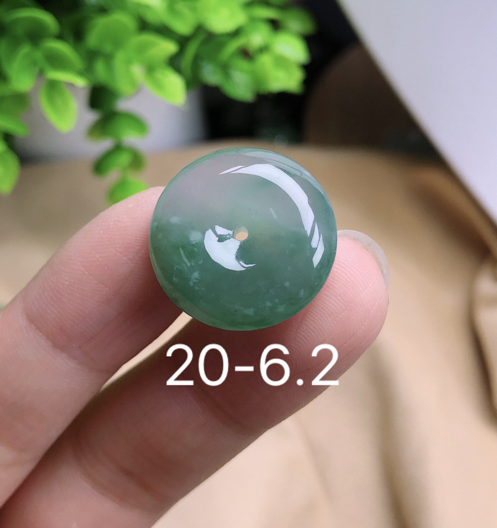 缅甸翡翠A货冰种起胶飘绿平安扣吊坠